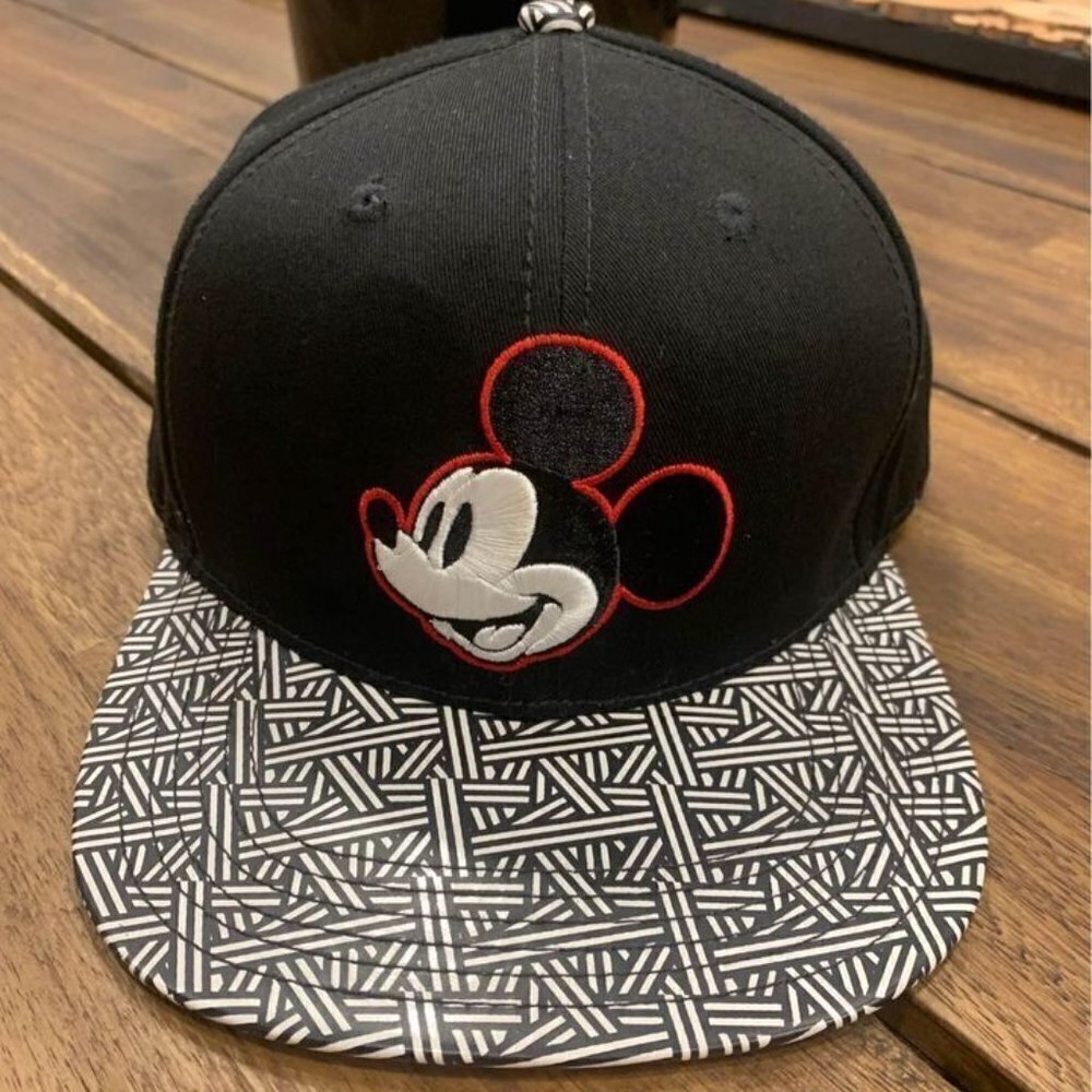 DISNEY Mickey Mouse hat. 85% cotton. New.